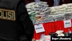 Divisi narkotika Polda Metro Jaya bersiap untuk memusnahkan narkoba yang terdiri dari 362,45 kilogram sabu, 1.052.000 butir ekstasi, dan 118,27 kilogram ganja di Bandara Internasional Soekarno-Hatta, Cengkareng 5 Juli 2012. (Foto: REUTERS/Supri)