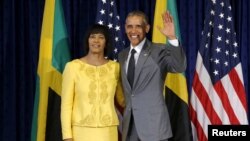 Barack Obama y la primer ministro de Jamaica, Portia Simpson Miller, posan para fotos. 