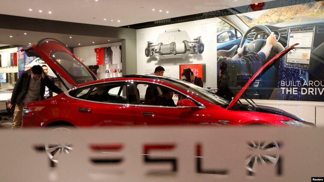 Mobil listrik Tesla Motors Model S P85 (foto: dok).