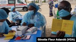 Centre de vaccination à Cotonou, Bénin, le 15 juin 2021. (VOA/Ginette Fleur Adandé)