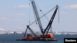 美国马里兰州巴尔的摩港口倒塌大桥附近的浮吊。（2024年3月29日）