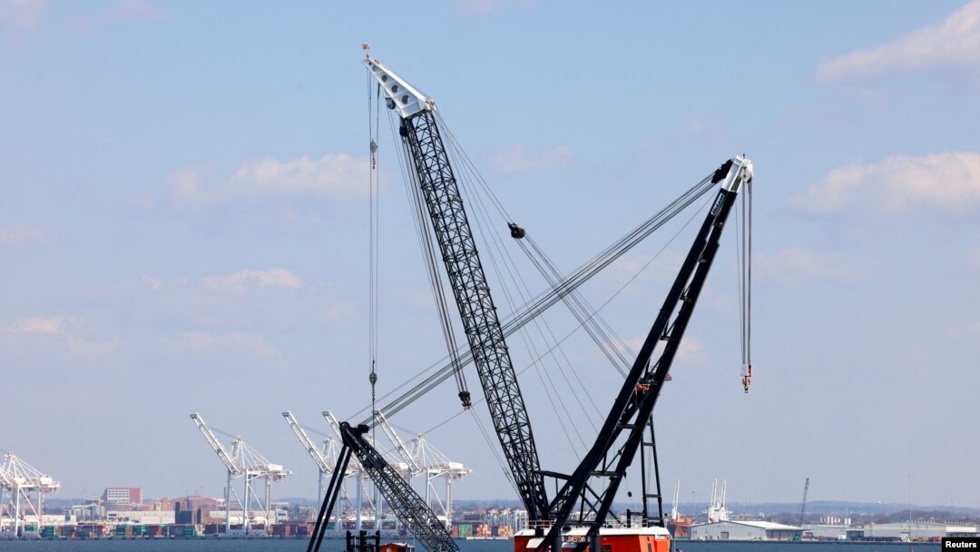Icyuma giterura ibintu biremereye kiri hafi y'aho ikiraro Francis Scott Key Bridge cyasenyukiye