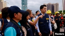 台北市市长蒋万安和他的团队在年度民防演习后 (路透社)