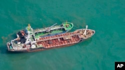 일본 해상자위대가 지난해 5월 북한의 선박간 불법 환적 활동으로 의심되는 장면을 촬영한 사진을 공개했다. 유엔 안보리 대북제재 대상 선박인 '삼정 2호(아래)'와 '명류 1호'가 동중국해 상에 나란히 떠 있다.