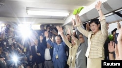 Yuriko Koike (kanan) dan pendukungnya merayakan kemenangannya dalam pemilihan gubernur Tokyo di Tokyo, Jepang, 31 Juli 2016.