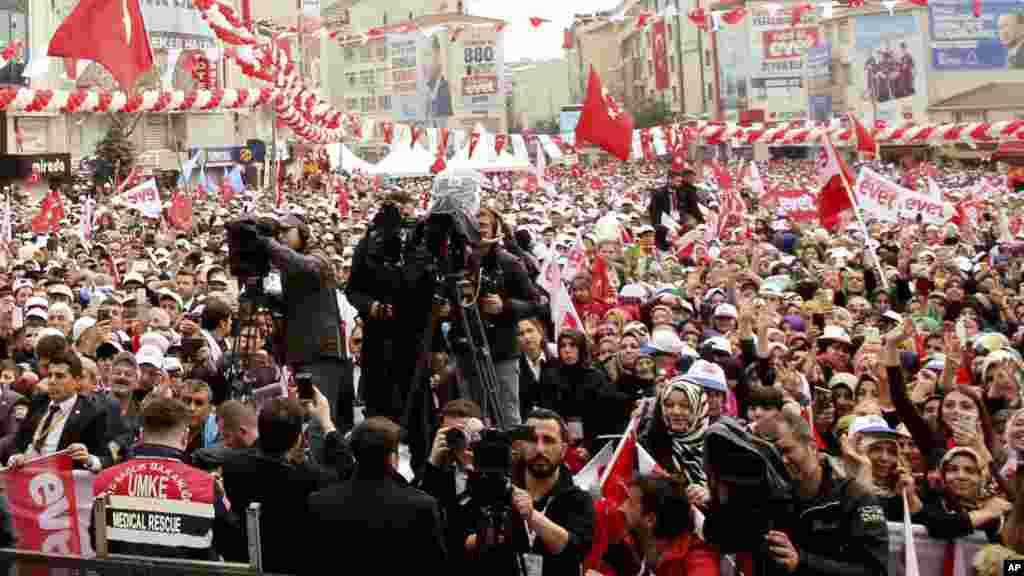 Taron magoyan baya shugaba Tayyip Erdogan a lokcin da suka tarbe shi a babban birnin Istanbul.