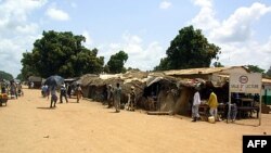 Des vendeurs à la sauvette d'essence sur une rue du centre-ville de Doba (Sud du Tchad), le 09 Octobre 2003.