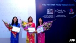 Buổi lễ trao học bổng của L'Oréal-UNESCO cho ba nữ khoa học gia Việt Nam năm 2010.