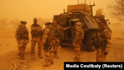 Des soldats de la force française Barkhane à Inat, Mali, 26 mai 2016.