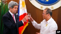 U.S. Secretary of State John Kerry, left, toasts with Philippine President Benigno Aquino III during a dinner at the Malacanang Presidential Palace in Manila, Philippines, Tuesday, Dec. 17, 2013.