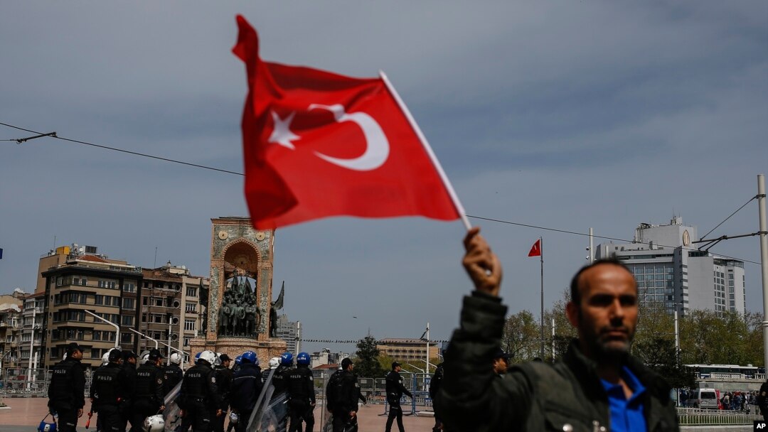 Pendukung partai oposisi utama Turki Partai Rakyat Republik, CHP, mengibarkan bendera nasional saat aksi duduk di Alun-alun Taksim, pusat Kota Istanbul, 16 April 2018.