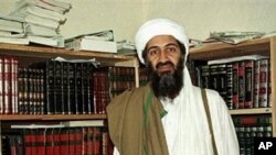 Al-Qaida leader Osama bin Laden (1998 file photo)