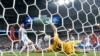 Lionel Messi dari Argentina mencetak gol kedua timnya saat kiper Kanada Crepeau gagal mengejar bola saat babak semifinal Copa America 2024 antara Argentina dan Kanada di New Jersey pada 9 Juli 2024. (Foto : AFP)