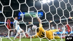 Lionel Messi dari Argentina mencetak gol kedua timnya saat kiper Kanada Crepeau gagal mengejar bola saat babak semifinal Copa America 2024 antara Argentina dan Kanada di New Jersey pada 9 Juli 2024. (Foto : AFP)