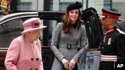 Britain's' Queen Elizabeth II accompanied by Kate, Duchess of Cambridge arrives at Kings College in London, March 19, 2019. 