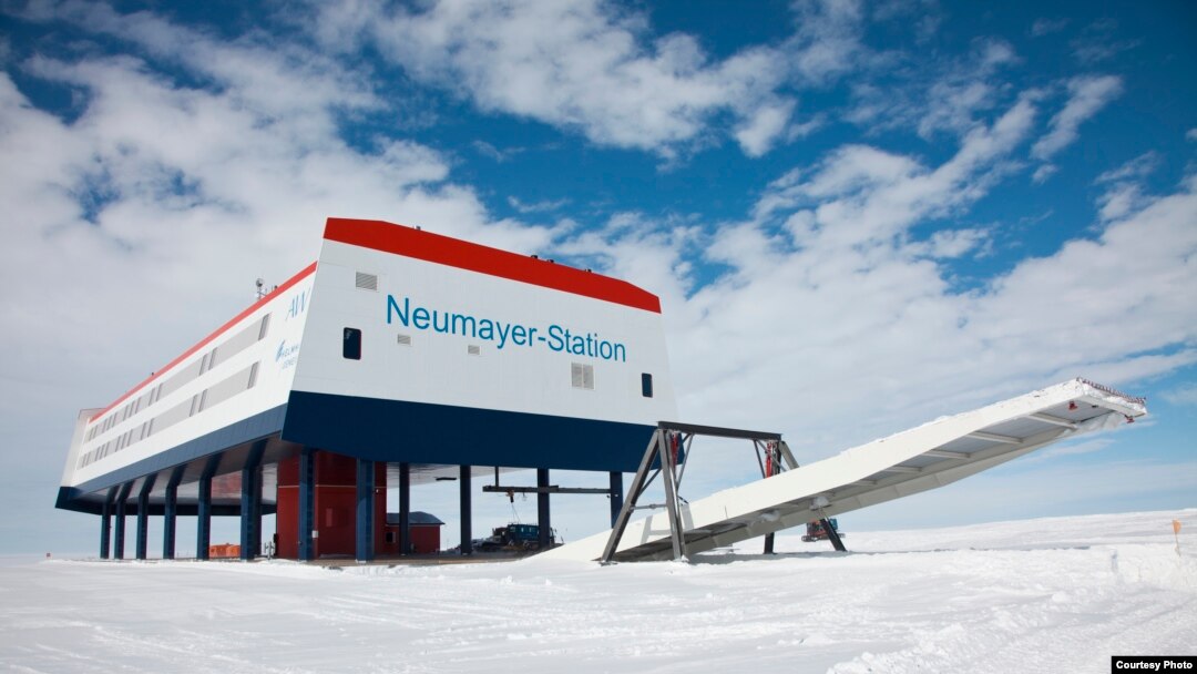 Para ilmuwan di Stasiun Neumayer III milik Jerman baru saja panen 3.6 kilogram sayuran selada,18 timun, dan 70 lobak yang ditanam di rumah kaca
eksperimental di tengah suhu yang turun di bawah minus 20 derajat Celsius. (T. Steuer / Alfred-Wegener-Institut)