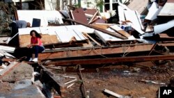 La ciudad informó además que bomberos y policías están yendo puerta por puerta para rescatar a más víctimas.