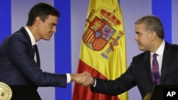 Los presidentes de España y Colombia se dan la mano en el palacio de gobierno después de reunion en Bogotá.