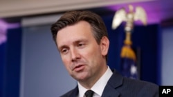 El vocero de la Casa Blanca Josh Earnest descartó la presencia del presidente o vicepresidente de Estados Unidos en una posible delegación al funeral de Fidel Castro en Cuba.