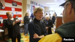 Bà Tammy Baldwin ở Wisconsin.