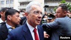 El expresidente y legislador de Colombia, Álvaro Uribe, llega a una audiencia privada en la Corte Suprema de Justicia, en Bogotá, el martes.