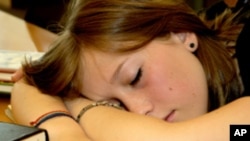 Tinejđeri premalo spavaju zbog - biološkog ritma