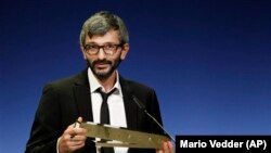 Neco Çelik sinemacılığa paralel tiyatro yönetmenliğine de başladı ve geçen kış Stuttgart Operası’nda sahnelediği ‘Duvara Karşı’ filminin opera yorumuyla, Alman tiyatro dünyasının Oscar’ı sayılan Faust tiyatro ödülünü kazandı.