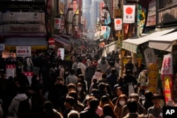 Pusat perbelanjaan terkenal "Ameyoko" pada Malam Tahun Baru di Tokyo, Selasa, 31 Desember 2024. (Foto AP/Hiro Komae)