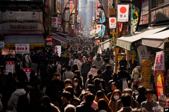 Pusat perbelanjaan terkenal "Ameyoko" pada Malam Tahun Baru di Tokyo, Selasa, 31 Desember 2024. (Foto AP/Hiro Komae)