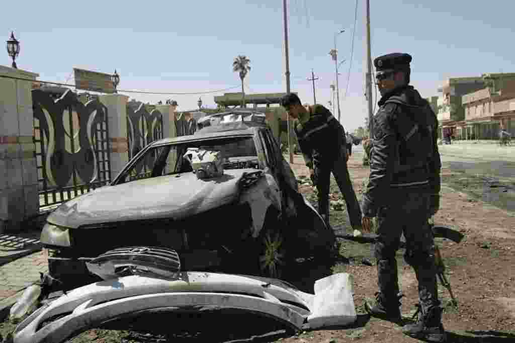 Seorang polisi Irak berjaga-jaga di lokasi di Ramadi, sebelah barat Baghdad (20/3) (Reuters).