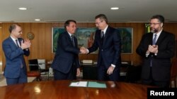 Presidente do Brasil, Jair Bolsonaro, dando posse ao novo superintendente da federal Rolando Alexandre de Souza (Brasilia, Brasil, Maio 4, 2020.)