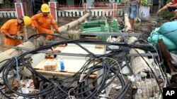 Công nhân sửa chữa lại đường dây điện bị bão phá hỏng vào ngày 18/9/2020 ở Huế.