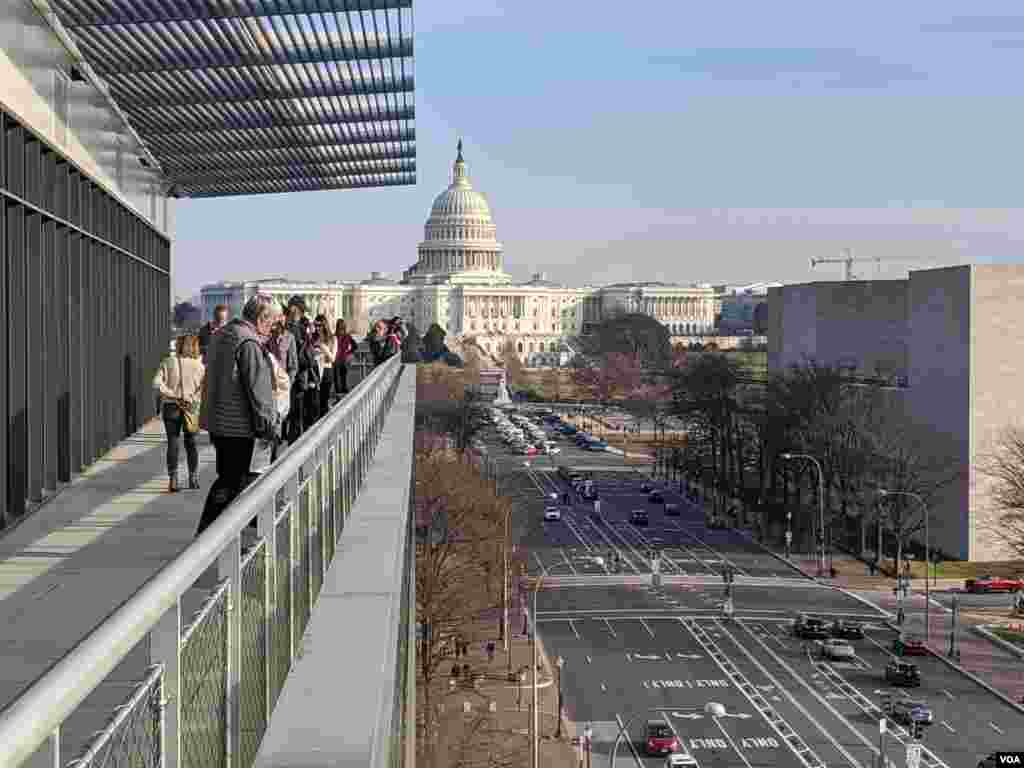 La terraza del museo, ubicado en la avenida Pennsylvania, en Washington D. C. ofrecía espectaculares vistas del Capitolio y otros edificios emblemáticos como el museo de arte y el Monumento a Washington.&nbsp;Foto: Herbert Zepeda - VOA.