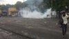 Polisi menembakkan gas air mata ke arah demonstran anti korupsi di Port au Prince, Haiti, Minggu 9/6. (M. Vilme/VOA Creole) 