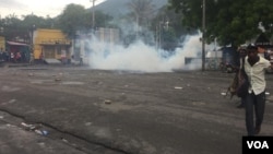 Polisi menembakkan gas air mata ke arah demonstran anti korupsi di Port au Prince, Haiti, Minggu 9/6. (M. Vilme/VOA Creole) 