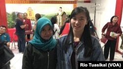 Lisna Siti Ratnasari (kiri) dan Sianita Devi (kanan) berfoto bersama usai diskusi "Strategi Pembauran Indonesia" di Kong Miao, Bandung, Selasa, 4 Desember 2018. (Foto: Rio Tuasikal/VOA)