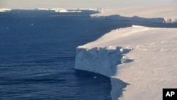 ARHIVA - Glečer na Antarktiku (Foto: AP/David Vaughan/British Antarctic Survey)