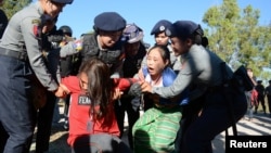 ၂၀၁၉ ဖေဖော်ဝါရီလတုန်းက ကယားပြည်နယ် လွှွှိုင်ကော်တွင် ဆန္ဒပြသူများကို ရဲက ဖြိုခွင်းစဉ်