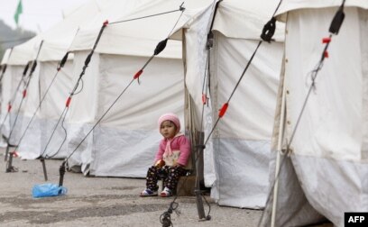 Orqadan turkuaz kiygan qizning surati Orqadan turkuaz kiygan qizning surati