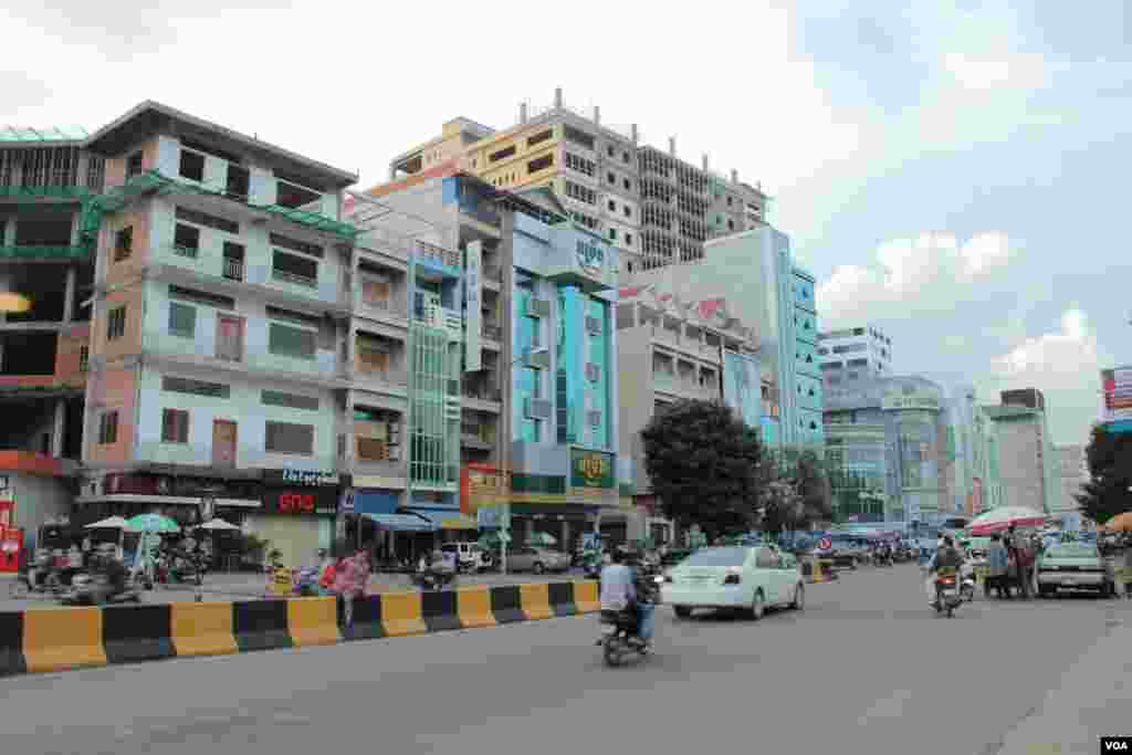 The rise of tall buildings along 169 Street, on Borei Keila land, September 29, 2014. (Nov Povleakhena/VOA Khmer) 