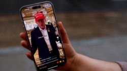 美國華盛頓一名女子手持智慧型手機顯示TikTok app的@realdonaldtrump 頁面。 （2025年1月19日）