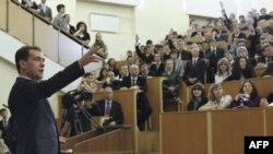 Дмитрий Медведев выступает перед студентами МЭИ. 29 марта 2011 год