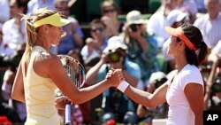 Li Na of China (R) shakes hands with Maria Sharapova of Russia after winning their semifinal match at the French Open tennis tournament in Paris June 2, 2011.