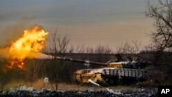 Украинский танк ведет огонь в районе Часова Яра. Весна 2024 г. 