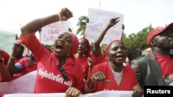 Warga Nigeria menuntut pembebasan siswi yang diculik oleh Boko Haram dari Chibok, Abuja (13/5).