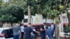 Miembros de los medios de comunicación trabajan frente a la entrada del Instituto Médico Forense en Sao Joaquim da Barra, estado de Sao Paulo, Brasil, el 21 de febrero de 2025. (AFP)