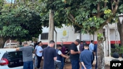 Miembros de los medios de comunicación trabajan frente a la entrada del Instituto Médico Forense en Sao Joaquim da Barra, estado de Sao Paulo, Brasil, el 21 de febrero de 2025. (AFP)