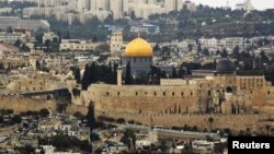 Pemandangan kota tua Yerusalem secara umum menunjukkan Dome of the Rock di komplek yang dikenal bagi kaum Muslim sebagai al-Haram asy-Syarif dan bagi kaum Yahudi sebgai Temple Mount (foto: REUTERS/Amir Cohen)