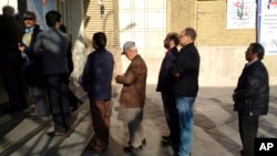  دغو ټولټاکنو کې  خواؤشا پينځه نيم کروړه ايرانيان دووټ کارولو جوګه دي، پارلماني ټولټاکنو کې دشپږو زرو څخه زيات کانديدان برخه اخلي.
