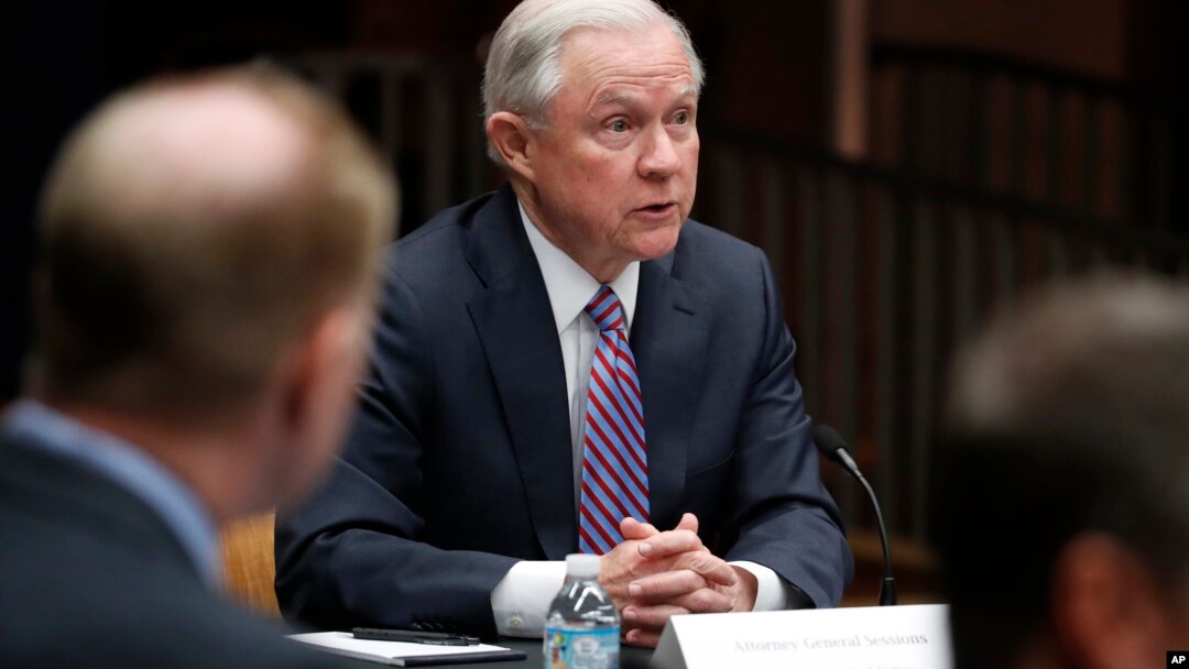 El secretario de Justicia, Jeff Sessions, también acusó a las llamadas ciudades santuario de socavar los esfuerzos para combatir a las pandillas criminales.
